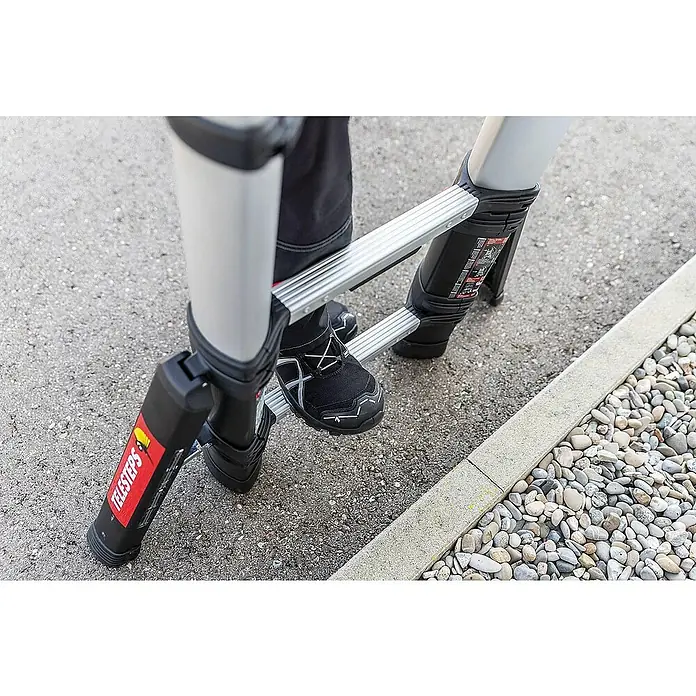 Proregal Teleskopleiter 13-Stufen - Anzahl Tritte: 13 Stk., Arbeitshöhe: 4.900 mm, Belastbarkeit: 150 kg, Aluminium - Silberne und schwarze Teleskopleiter in Gebrauch, mit einem Fuß auf einer Sprosse.