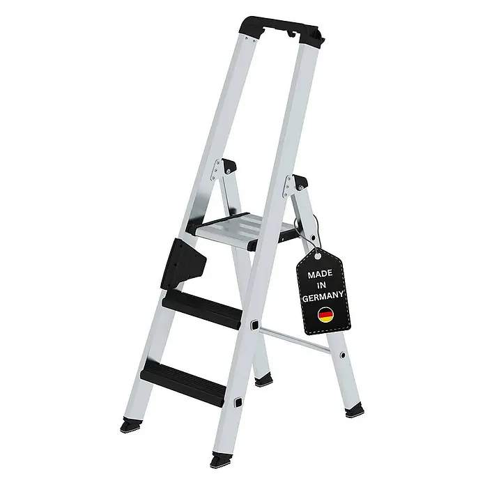 Proregal Stehleiter einseitig begehbar - Anzahl Tritte: 3 Stk., Arbeitshöhe: 2.700 mm, Belastbarkeit: 150 kg, Aluminium - Silberne Aluminium-Klappleiter mit schwarzen Stufen und Griff, versehen mit einem "Made in Germany"-Anhänger.