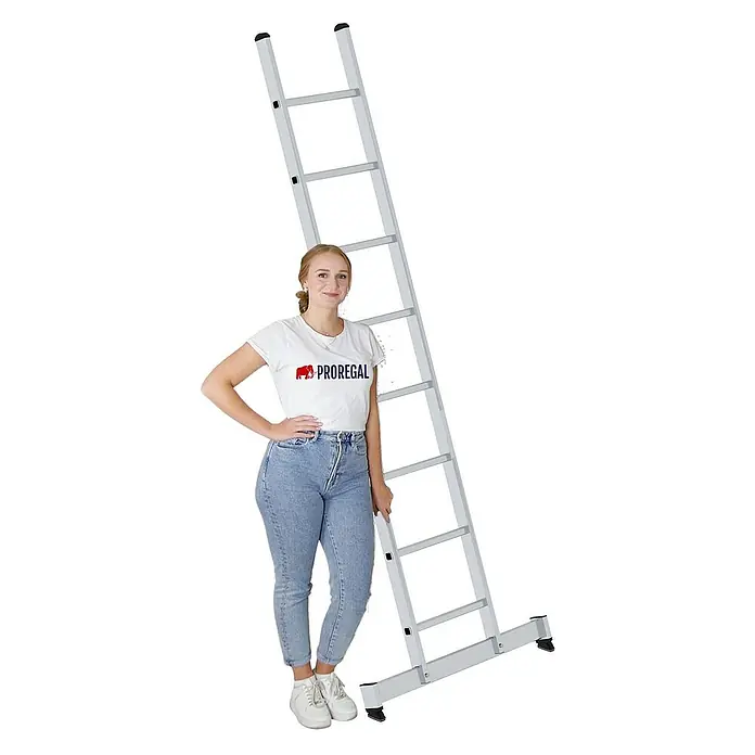 Proregal Anlegeleiter mit nivello®-Traverse - Anzahl Tritte: 8 Stk., Arbeitshöhe: 3.600 mm, Belastbarkeit: 150 kg, Aluminium - Silberne Ausziehleiter mit Stabilisator, daneben eine Person zum Größenvergleich.