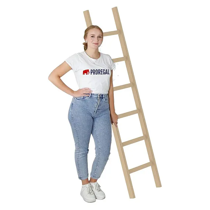 Proregal Anlegeleiter mit 6 Sprossen - Anzahl Tritte: 6 Stk., Arbeitshöhe: 3.000 mm, Belastbarkeit: 150 kg, Holz - Helle Holz-Anlegeleiter, vollhohe Ausführung, mit fünf Sprossen, abgebildet mit einer Person zur Größenreferenz.