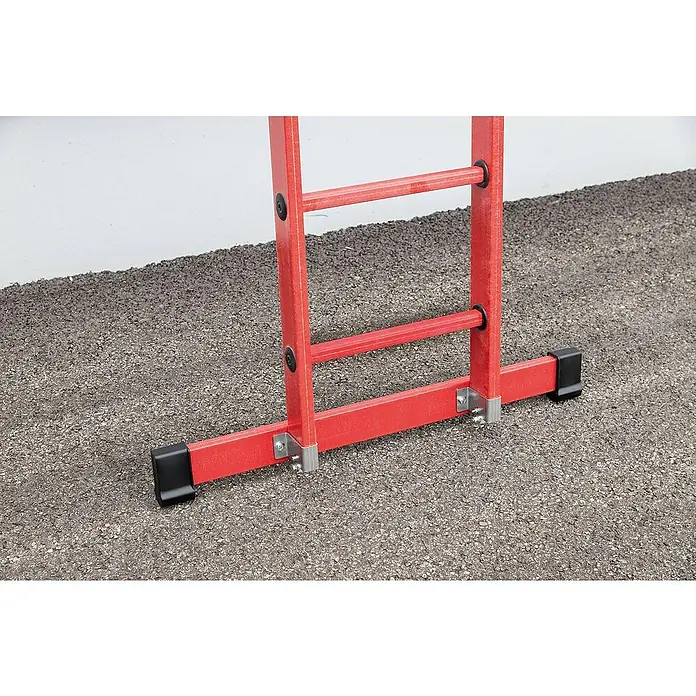 Proregal Anlegeleiter mit 14 Sprossen - Anzahl Tritte: 14 Stk., Arbeitshöhe: 5.300 mm, Belastbarkeit: 150 kg, Kunststoff - Rote Leiterbasis mit breitem Stabilisator und schwarzen rutschfesten Füßen auf Asphalt.