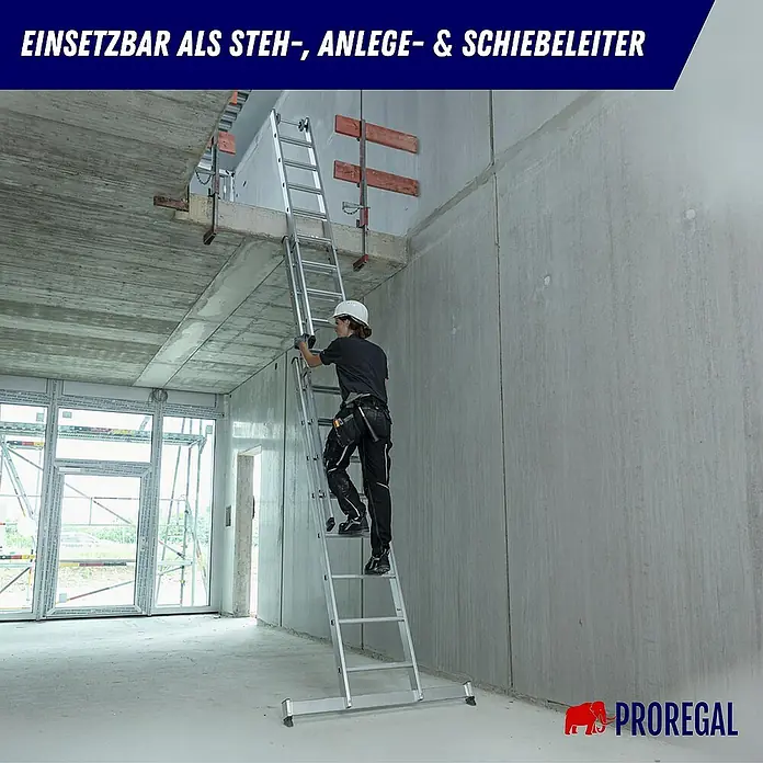 Proregal Mehrzweckleiter 3-teilig - Anzahl Tritte: 18 Stk., Arbeitshöhe: 5.200 mm, Belastbarkeit: 150 kg, Aluminium - Silberne Mehrzweckleiter, von einem Arbeiter auf einer Baustelle zum Erreichen einer oberen Betondecke genutzt. Als Steh-, Anlege- oder Schiebeleiter einsetzbar.
