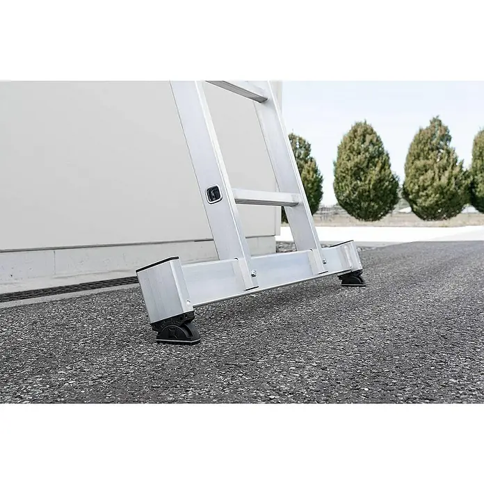 Proregal Mehrzweckleiter 2-teilig - Anzahl Tritte: 16 Stk., Arbeitshöhe: 5.300 mm, Belastbarkeit: 150 kg, Aluminium - Leiterfuß aus silbernem Aluminium mit schwarzen, schwenkbaren Stabilisatorfüßen auf Asphalt, an eine Wand gelehnt.