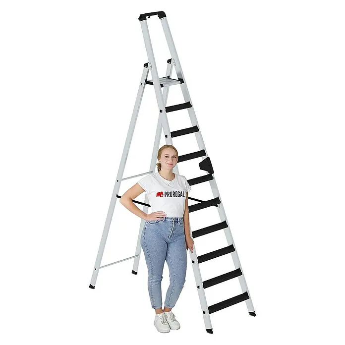 Proregal Stehleiter einseitig begehbar - Anzahl Tritte: 10 Stk., Arbeitshöhe: 4.350 mm, Belastbarkeit: 150 kg, Aluminium - Silberne Aluminium-Stehleiter mit schwarzen Stufen und Akzenten, mit einer Person zur Größenveranschaulichung.