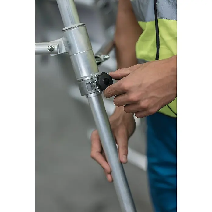 Proregal Stehleiter Plattformleiter Flexstep - Anzahl Tritte: 5 Stk., Belastbarkeit: 150 kg, Aluminium - Hand verstellt schwarzen Sternknauf an silberner Aluminium-Stützstange.