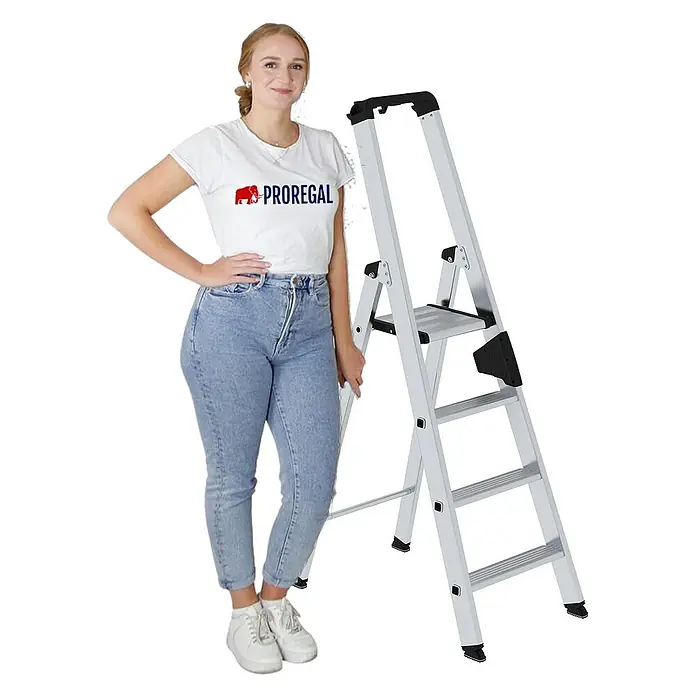 Proregal Stehleiter einseitig begehbar - Anzahl Tritte: 4 Stk., Arbeitshöhe: 2.950 mm, Belastbarkeit: 150 kg, Aluminium - Silberne Aluminium-Stehleiter mit schwarzen Akzenten, neben einer Person zur Skalierung dargestellt.