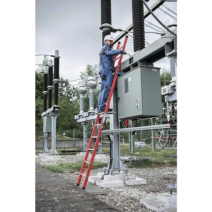Proregal Anlegeleiter mit 14 Sprossen - Anzahl Tritte: 14 Stk., Arbeitshöhe: 5.300 mm, Belastbarkeit: 150 kg, Aluminium - Arbeiter auf einer roten Leiter, der elektrische Anlagen in einem Umspannwerk wartet.