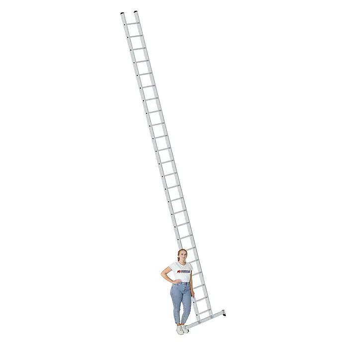 Proregal Anlegeleiter mit nivello®-Traverse - Anzahl Tritte: 24 Stk., Arbeitshöhe: 8.100 mm, Belastbarkeit: 150 kg, Aluminium - Sehr lange silberne Leiter mit einer Frau zum Größenvergleich.