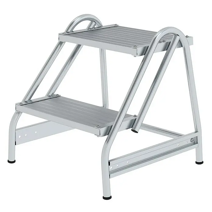 Proregal Treppenpodest Arbeitspodest einseitig begehbar - Anzahl Tritte: 2 Stk., Arbeitshöhe: 2.500 mm, Belastbarkeit: 150 kg, Aluminium - Silberner Aluminium-Zweistufenhocker mit geriffelten Stufen und gebogenen Handläufen.