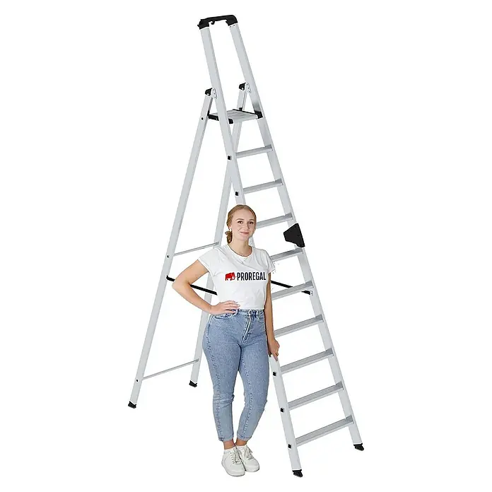 Proregal Stehleiter einseitig begehbar - Anzahl Tritte: 10 Stk., Arbeitshöhe: 4.350 mm, Belastbarkeit: 150 kg, Aluminium - Silberne Aluminium-Stehleiter mit einer Frau daneben zur Größenveranschaulichung.