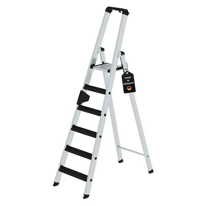 Proregal Stehleiter einseitig begehbar - Anzahl Tritte: 6 Stk., Arbeitshöhe: 3.400 mm, Belastbarkeit: 150 kg, Aluminium - Silberne Aluminium-Stehleiter mit schwarzen Stufen und rutschfesten Füßen. Ein 'Made in Germany'-Etikett ist angebracht.