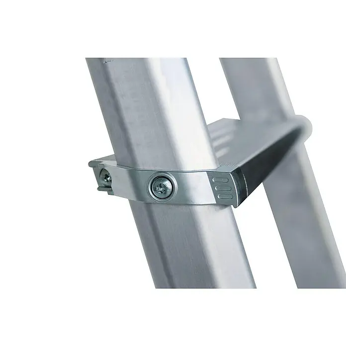 Proregal Stehleiter einseitig begehbar - Anzahl Tritte: 5 Stk., Arbeitshöhe: 3.150 mm, Belastbarkeit: 150 kg, Aluminium - Nahaufnahme einer silbernen Aluminium-Leiterstufe, mit Metallklemme und Schrauben befestigt, geriffelte Oberfläche.