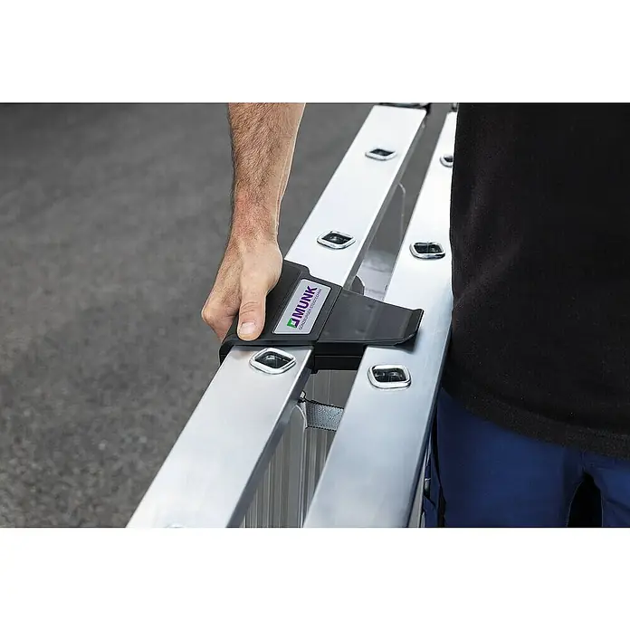 Proregal Stehleiter mit 5 Stufen - Anzahl Tritte: 5 Stk., Belastbarkeit: 150 kg, Aluminium - Eine Hand hält einen schwarzen MUNK Leitergriff, sicher befestigt an einer silbernen Metallleiter.
