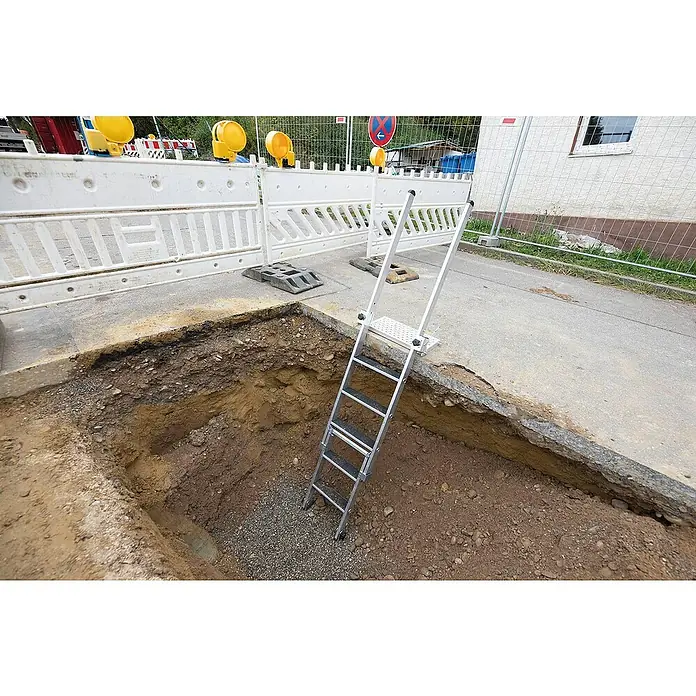 Proregal Anlegeleiter Baugrubenleiter mit 4 Stufen - Anzahl Tritte: 4 Stk., Belastbarkeit: 150 kg, Aluminium - Silberne Aluminiumleiter mit schwarzen Stufen in einer Baugrube.