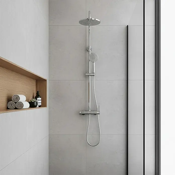 Sistema de ducha Flow Pro - Número de tipos de chorro: 3 ud., Cromo - Elegante sistema de ducha con cabezal de lluvia y rociador de mano en un baño moderno.