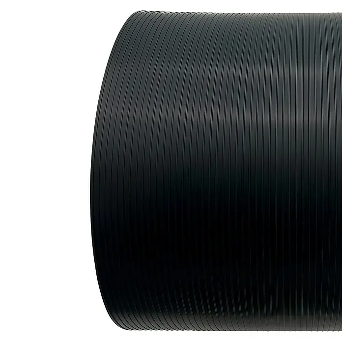 FA-Bausysteme Sichtschutzstreifen gerillt - 2,53 m x 19 cm, Anthrazit - Nahaufnahme einer schwarzen Kabeltrommel, die durch ihre gerippte Oberfläche und tiefe Farbe besticht.