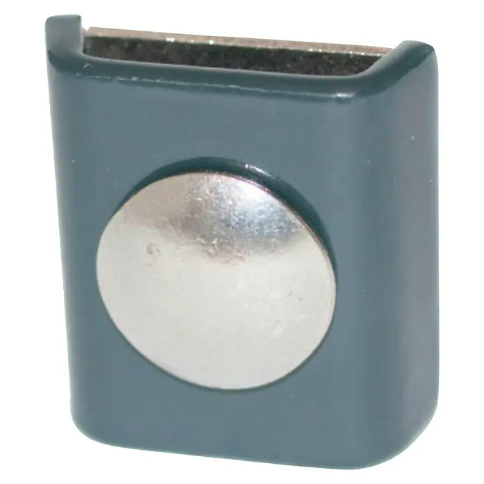 FA-Bausysteme Eckverbinder - 35 x 40 x 10 mm, Anthrazit, Passend für: Doppelstabmattenzäune - Nahaufnahme eines magnetischen Türstoppers mit dunkelgrauem Gehäuse und runder, silberner Magnetplatte.