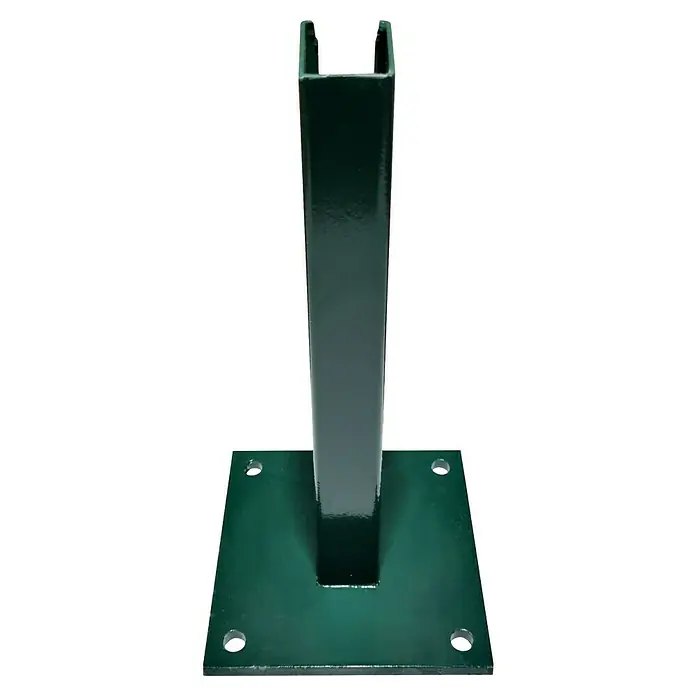FA-Bausysteme Standfuß Quadrat - Passend für: 40 x 60 mm Pfosten, Moosgrün - Das Bild zeigt eine grüne, lackierte Bodenhülse. Die Hülse hat eine quadratische Basis und eine rechteckige Aufnahme für Pfosten.