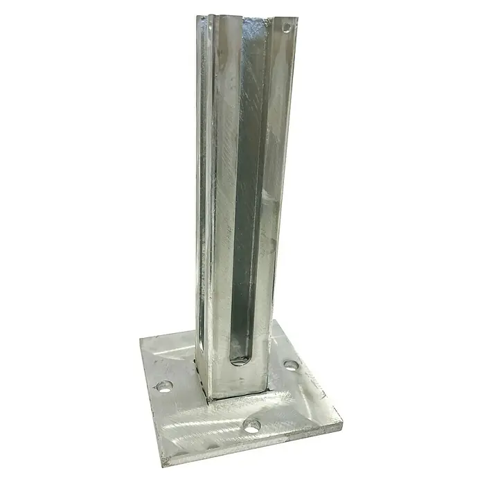 FA-Bausysteme Standfuß Ecke - Passend für: 40 x 60 mm Pfosten, Zink - Metallpfosten: Ein verzinkter Metallpfosten mit quadratischer Basisplatte und Aussparungen. Ideal für robuste Konstruktionen im Außenbereich.