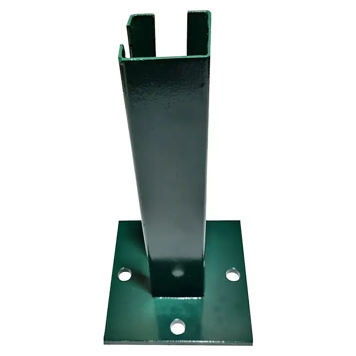 FA-Bausysteme Standfuß Ecke - Passend für: 40 x 60 mm Pfosten, Moosgrün - Nahaufnahme eines grünen Zaunpfostenhalters mit quadratischer Basis und Befestigungslöchern, ideal für Zaunbauprojekte.
