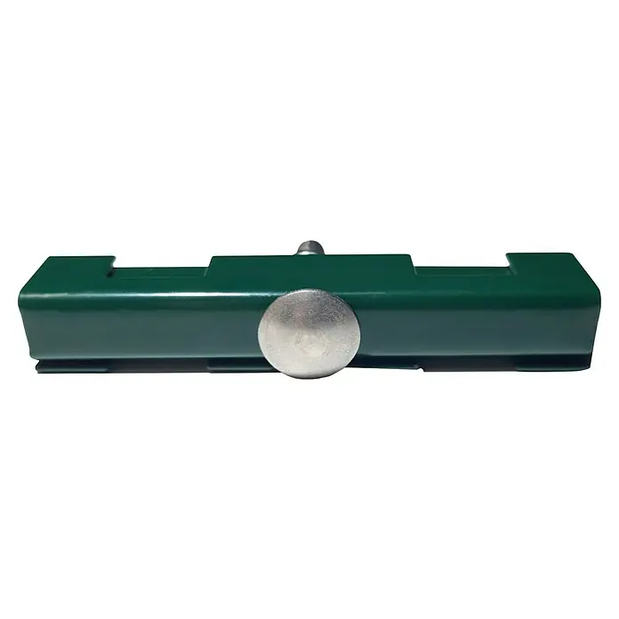 FA-Bausysteme Klammer Universal - Moosgrün, Länge: 45 mm, Stahl, Passend für: Doppelstabmattenzäune - Nahaufnahme einer grünen Fensterverriegelung mit silbernem Knopf, die Sicherheit und Funktionalität vereint.