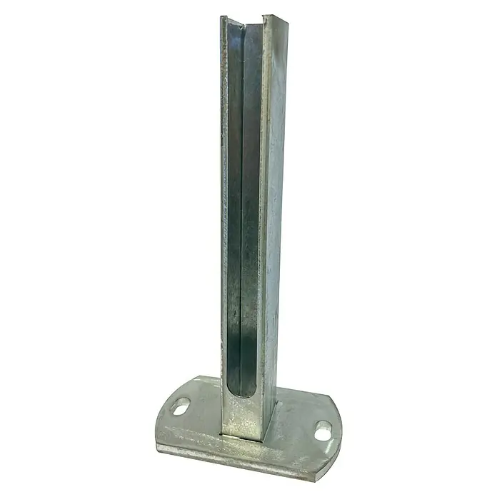 FA-Bausysteme Standfuß Schmal - Passend für: 40 x 60 mm Pfosten, Zink - Nahaufnahme einer verzinkten Halterung, die für Stabilität und sichere Befestigung ausgelegt ist. Das robuste Metallteil verfügt über eine solide Basis.