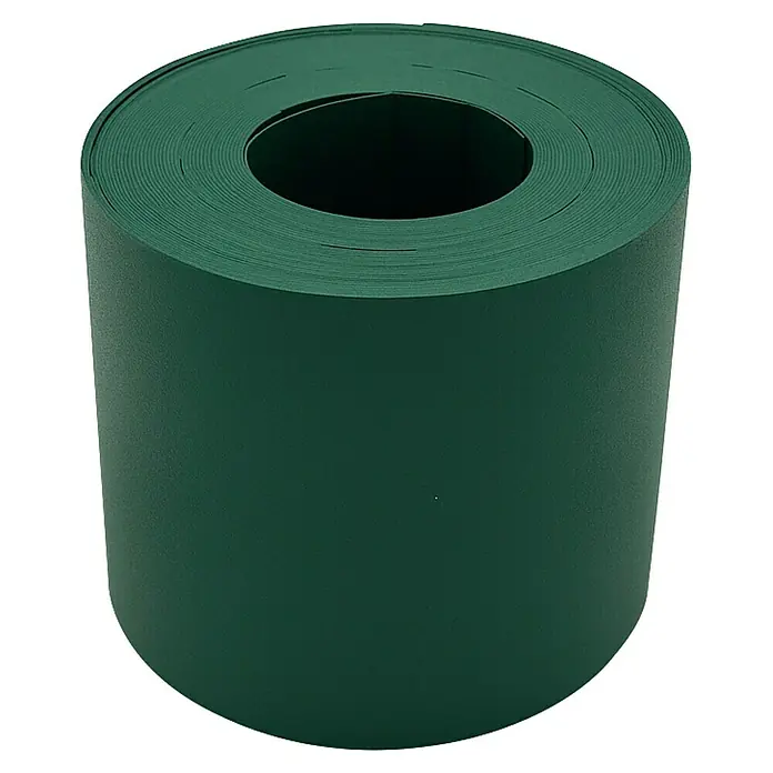 FA-Bausysteme Sichtschutzstreifen genarbt - 2,53 m x 19 cm, Moosgrün - Eine Rolle dunkelgrüner Rasenkantenbegrenzung aus Kunststoff, die auf einer schwarzen Oberfläche steht. Ideal für die Gartengestaltung und Beetbegrenzung.