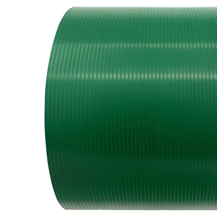 FA-Bausysteme Sichtschutzstreifen gerillt - 50 m x 19 cm, Moosgrün - Nahaufnahme einer grünen Schwimmbadabdeckung auf einer Rolle, die eine glatte und schützende Oberfläche für Schwimmbäder bietet.