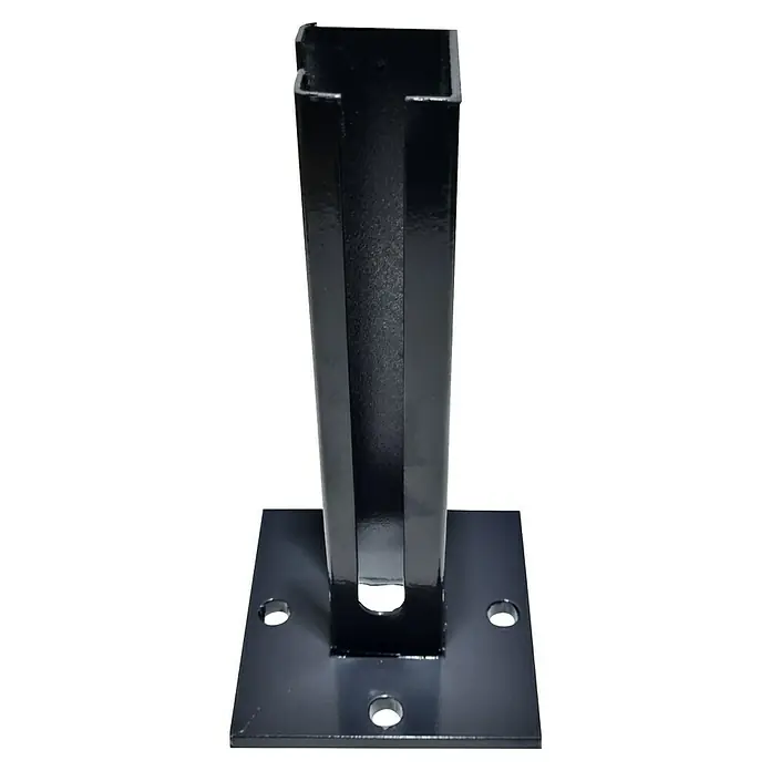 FA-Bausysteme Standfuß Ecke - Passend für: 40 x 60 mm Pfosten, Anthrazit - Nahaufnahme eines schwarzen Metallpfostenträgers mit quadratischer Grundplatte und Befestigungslöchern, der Stabilität und Haltbarkeit bietet.