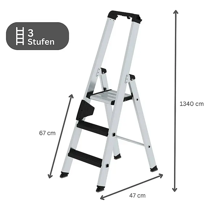 Proregal Stehleiter einseitig begehbar - Anzahl Tritte: 3 Stk., Arbeitshöhe: 2.700 mm, Belastbarkeit: 150 kg, Aluminium - Silberne 3-stufige Aluminium-Leiter mit schwarzen Stufen und Griff, Maße: 134 cm hoch, oberste Stufe 67 cm, Breite 47 cm.