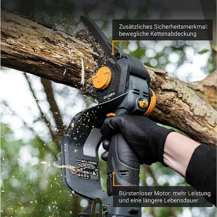 Batavia Einhand-Akku-Kettensäge Brushless V3.2 Ultra - 18 V, 4 Ah, 1 Akku, Schwertlänge: 17,78 cm - Eine Person benutzt eine Akku-Kettensäge von Batavia Ultra, um einen Ast zu schneiden. Die Säge hat eine bewegliche Kettenabdeckung.