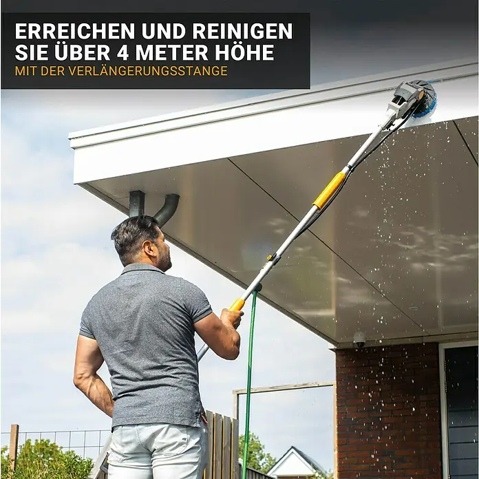Batavia Maxxpack Akku-Reinigungsbürste Twin Brush V1 - 18 V, Ohne Akku - Mann reinigt mit einer Teleskopstange die Hauswand. Mit der Reinigungsbürste lassen sich Höhen von über 4 Metern erreichen.
