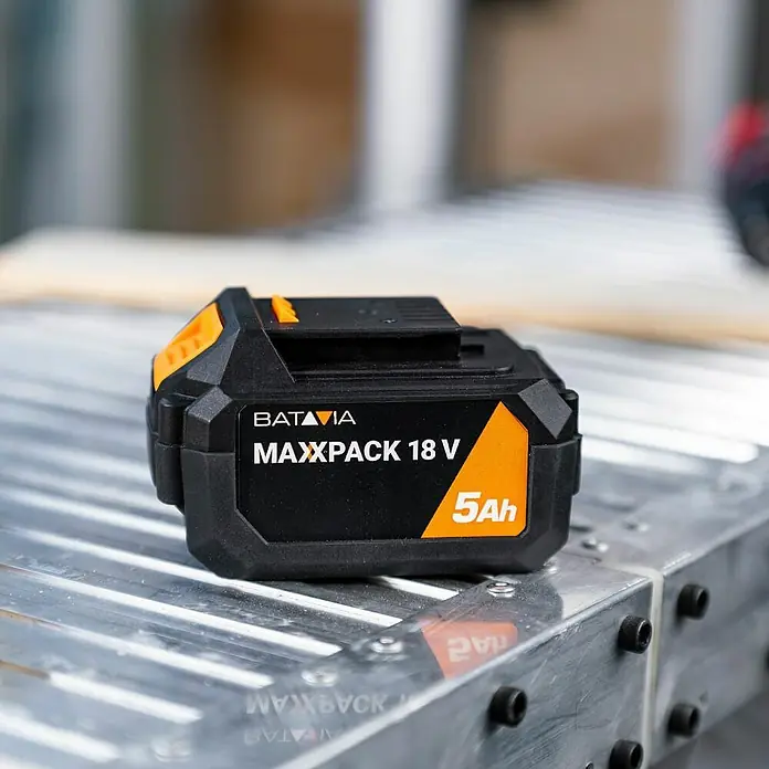 Batavia Maxxpack Akku - 18 V, 5 Ah, Li-Ionen - Nahaufnahme eines BATAVIA MAXXPACK 18V 5Ah Akkus auf einer metallischen Oberfläche.