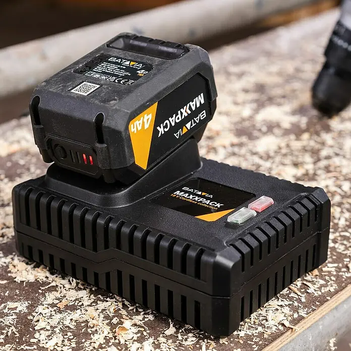 Batavia Maxxpack Akku - 18 V, 4 Ah, Li-Ionen - Nahaufnahme eines Batavia Maxxpack 4Ah Akkus, der auf einem Ladegerät sitzt und den Ladeprozess darstellt.