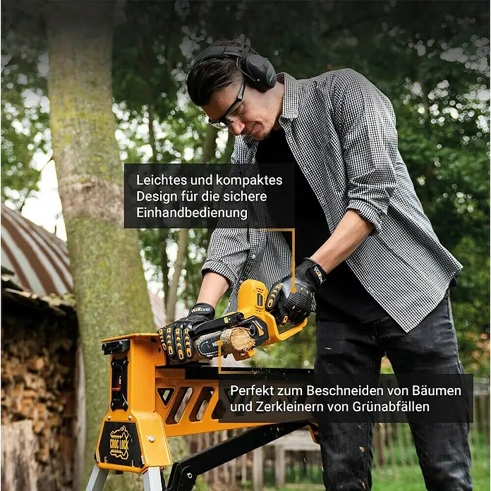 Batavia Einhand-Akku-Kettensäge 6" 12V - 12 V, 2 Ah, 1 Akku - Eine Akku-Kettensäge beim Zerkleinern von Holz, ideal für Gartenarbeiten. Der Benutzer trägt Schutzkleidung für sicheres Arbeiten.