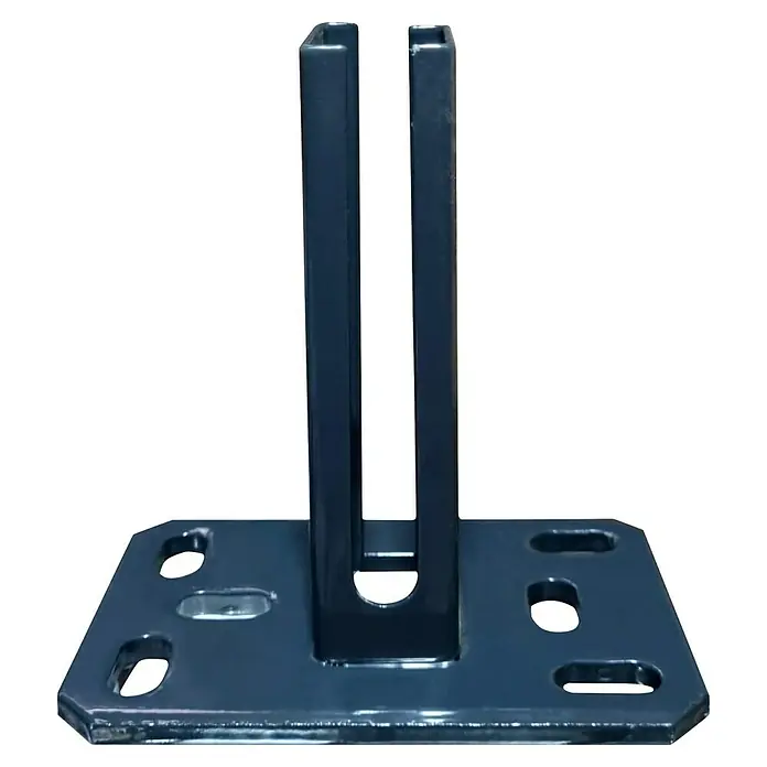 FA-Bausysteme Standfuß Eco 6 Loch - Passend für: 40 x 60 mm Pfosten, Anthrazit - Nahaufnahme einer blauen Bodenplatte mit zwei vertikalen Schlitzen, ideal für industrielle Anwendungen.