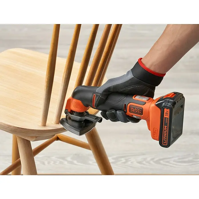 Black+Decker 18V PowerConnect Multiherramienta de batería BDCOS18N-XJ - 18 V, Sin batería - Un multi-lijadora Black+Decker se está utilizando para lijar una silla de madera para alisar la superficie y prepararla para el acabado.