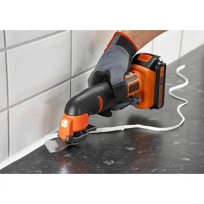 Black+Decker 18V PowerConnect Multiherramienta de batería BDCOS18N-XJ - 18 V, Sin batería - Primer plano de la herramienta para quitar masilla BLACK+DECKER que retira la masilla vieja y deja un acabado limpio y de aspecto fresco.