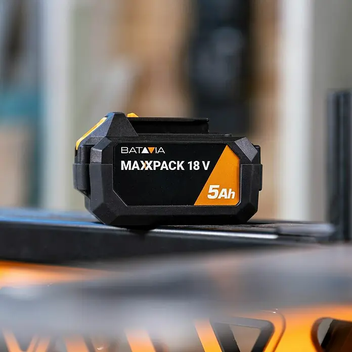 Batavia Maxxpack Akku - 18 V, 5 Ah, Li-Ionen - Nahaufnahme eines schwarzen Batavia Maxxpack 18V 5Ah Akkus. Ideal für kabellose Werkzeuge und erhöhte Leistung.