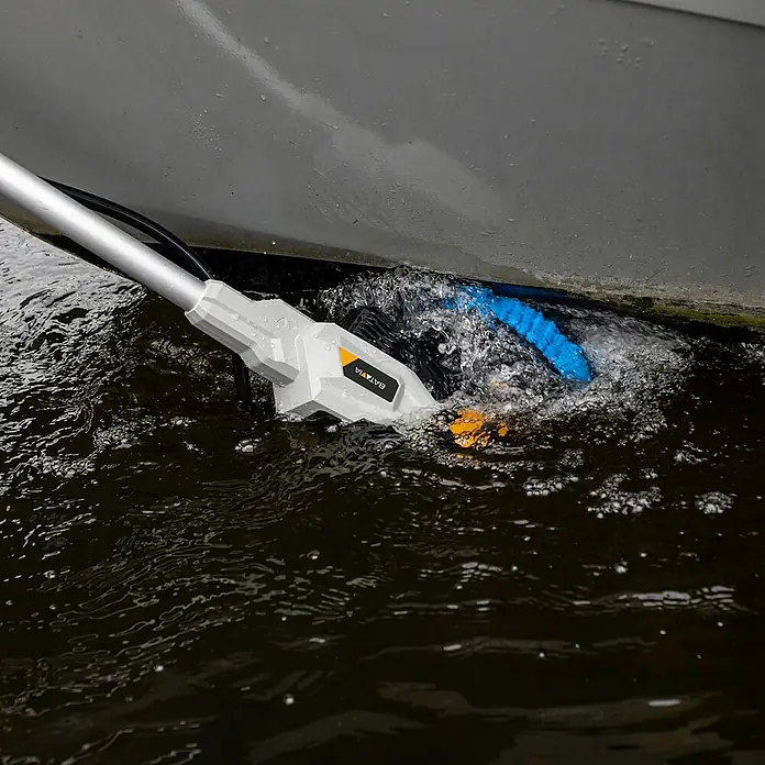 Batavia Maxxpack Akku-Reinigungsbürste Twin Brush V1 - 18 V, 1 Akku, 4 Ah - Der Akku-Bürstenreiniger reinigt ein Boot unter Wasser.