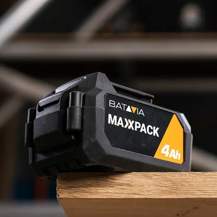 Batavia Maxxpack Akku - 18 V, 4 Ah, Li-Ionen - Nahaufnahme eines schwarzen Batavia Maxxpack 4Ah Akkus auf einer Holzoberfläche.