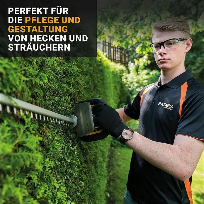 Batavia Akku-Heckenschere 560 MM 18V - 18 V, Li-Ionen, Schnittlänge: 56 cm - Bild eines Mannes, der mit einer Heckenschere eine Hecke schneidet, mit Text: Perfekt für die Pflege und Gestaltung von Hecken und Sträuchern.