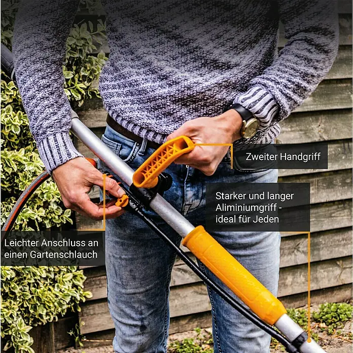 Batavia Maxxpack Akku-Reinigungsbürste Twin Brush V1 - 18 V, Ohne Akku - Nahaufnahme einer Person, die einen Heckenschneider mit langem Aluminiumgriff und zusätzlichem Handgriff bedient, mit Anschluss für Gartenschlauch.