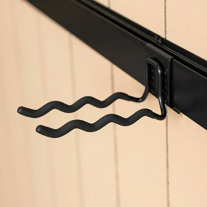 Batavia Maxxclick Doppel-Wandhaken Wave - Passend für: Batavia Maxxclick Wellenhaken - Detaillierte Ansicht einer schwarzen Werkzeughalterung mit zwei gewellten Haken zur praktischen Wandmontage für Werkzeuge und Zubehör.