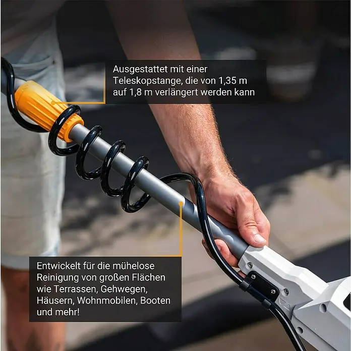 Batavia Maxxpack Akku-Reinigungsbürste Twin Brush V2 - 18 V, Ohne Akku - Detailaufnahme einer Reinigungsbürste mit Teleskopstange zur mühelosen Reinigung von Terrassen, Gehwegen und mehr.
