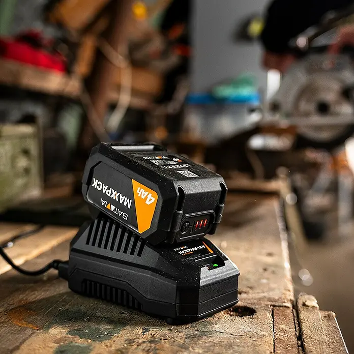 Batavia Maxxpack Akku-Schnellladegerät - Passend für: Batavia Akkus der Maxxpack-Kollektion - Akku der Marke Batavia Maxxpack 18V 4Ah auf einem Ladegerät.