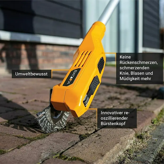 Batavia Fixxpack Unkrautbürste Fixxbrush - 12 V, Li-Ionen, Ohne Akku - Nahaufnahme eines gelben BATAVIA-Fugenreinigers beim Entfernen von Unkraut zwischen Pflastersteinen.