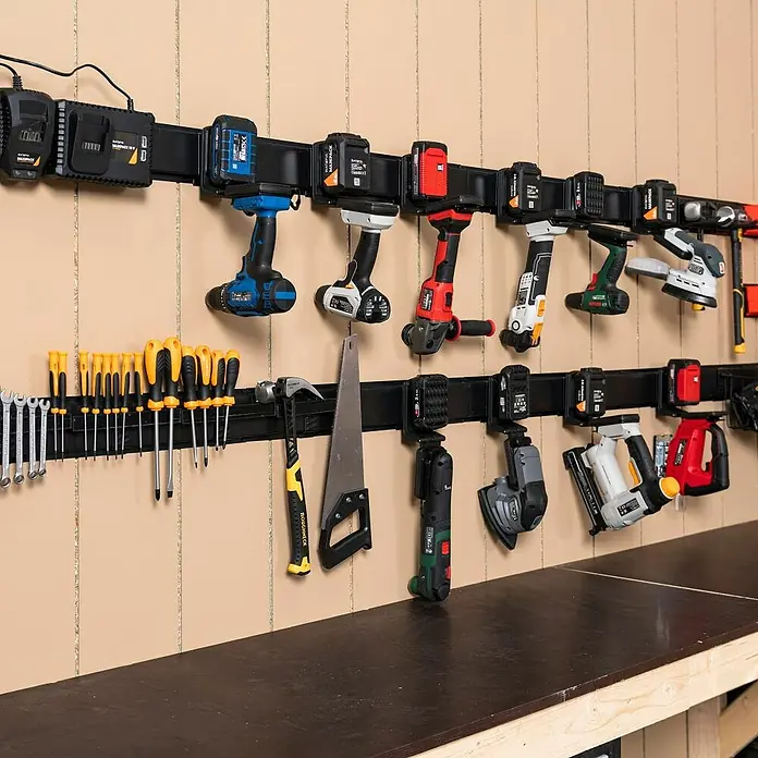 Batavia Maxxclick Systemhalter Click & Go Rail - Länge: 58 cm - Werkzeugwand mit Akku-betriebenen Werkzeugen und Handwerkzeugen, ordentlich an schwarzen Schienen aufgehängt für eine organisierte Werkstatt.