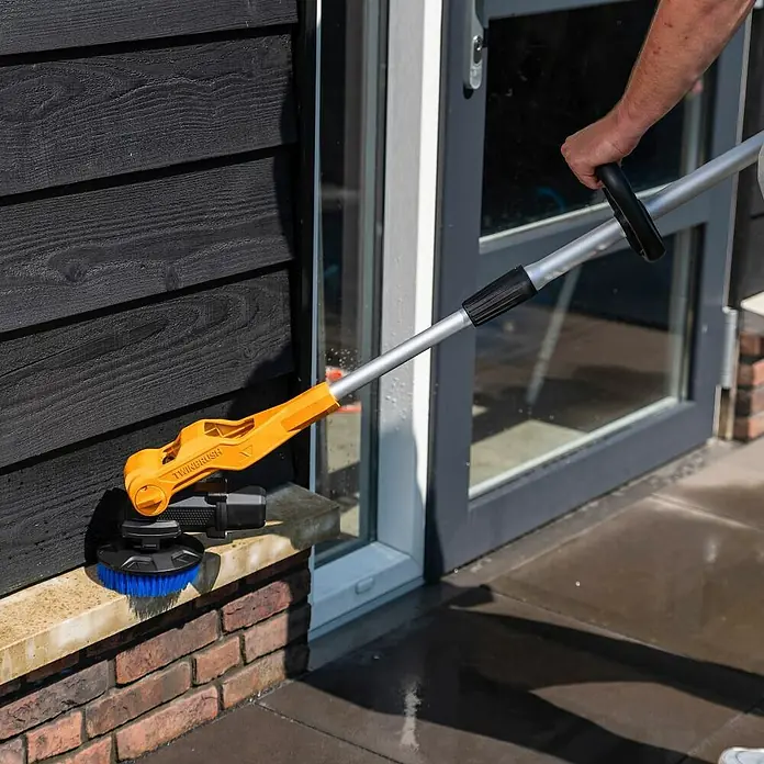 Batavia Akku-Reinigungsbürste Twin Brush Compact - 12 V, Ohne Akku - Der TWINBRUSH Akku-Bürstenreiniger im Einsatz, ideal für die Reinigung von Oberflächen rund ums Haus mit kraftvoller Bürstenreinigung.