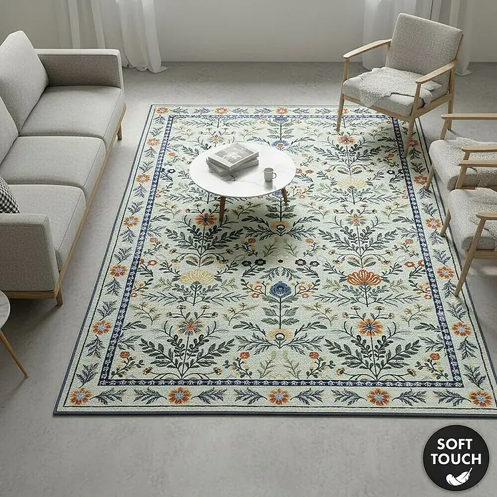 Floordirekt Kurzflorteppich Cascada 160 x 230 cm - Hellgrün - Rechteckiger, heller Teppich mit komplexem Blumenmuster in Blau, Orange, Gelb und Grün und dunkelblauem Rand, in einem modernen Wohnzimmer platziert.